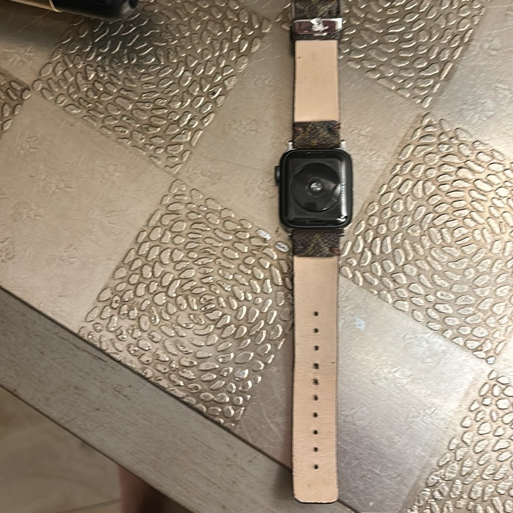 Apple Watch - Picture 2 of 3